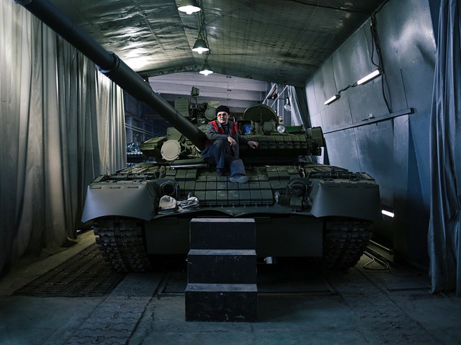 Thăm xưởng cải lão hoàn đồng giúp xe tăng T-80 Nga miễn nhiễm với băng tuyết - Ảnh 9.