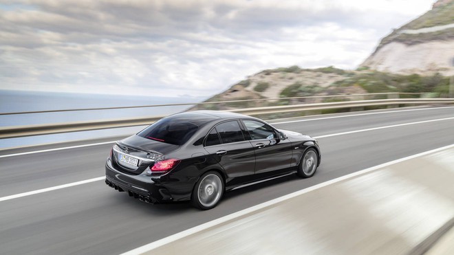 Mercedes cho ra mắt chiếc AMG C43 nóng hổi với design và sức mạnh được cải thiện tại sự kiện Geneva Motor Show - Ảnh 4.