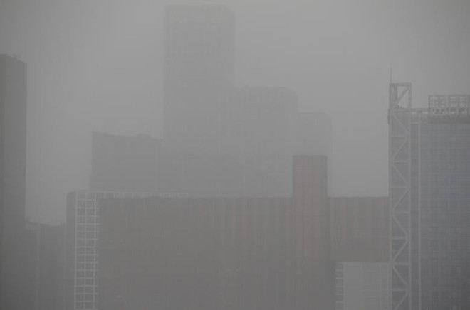 24h qua ảnh: Thủ đô Trung Quốc mù mịt trong bão cát - Ảnh 4.