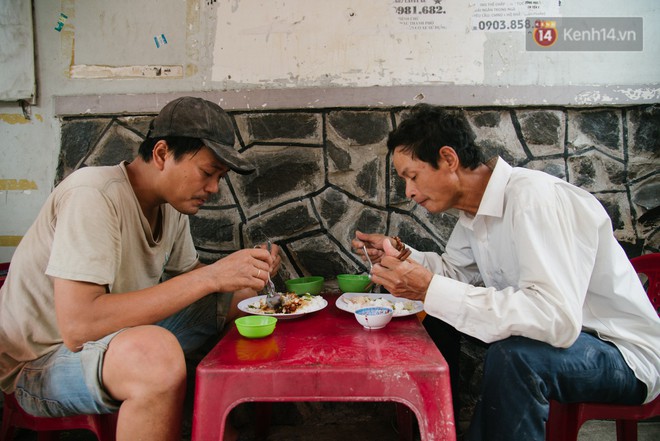 Cô bán cơm dễ thương hết sức ở Sài Gòn: 10 ngàn cũng bán, khách nhiêu tiền cũng có cơm ăn” - Ảnh 2.