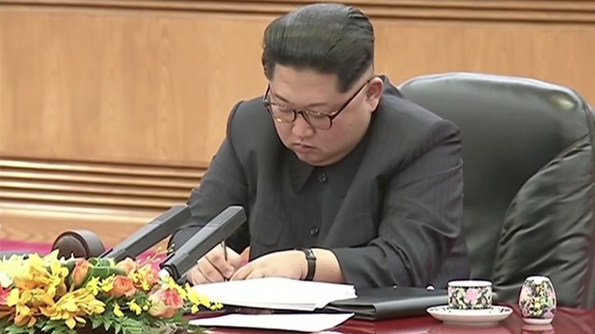 Chuyện lạ ở thượng đỉnh Trung-Triều: Ông Kim chăm chú ghi chép, ông Tập mỉm cười gật đầu - Ảnh 1.