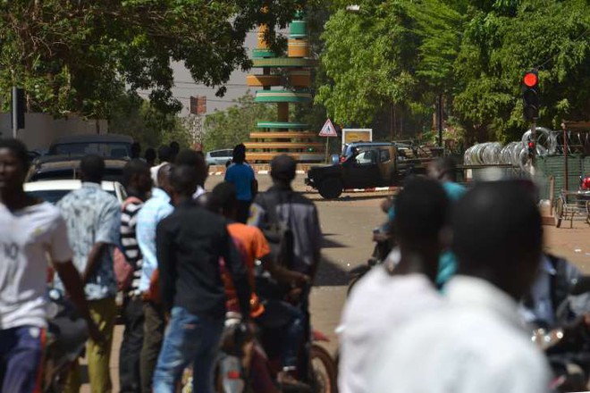 Đại sứ quán Pháp ở Burkina Faso bị tấn công khủng bố, nhiều người thiệt mạng - Ảnh 5.