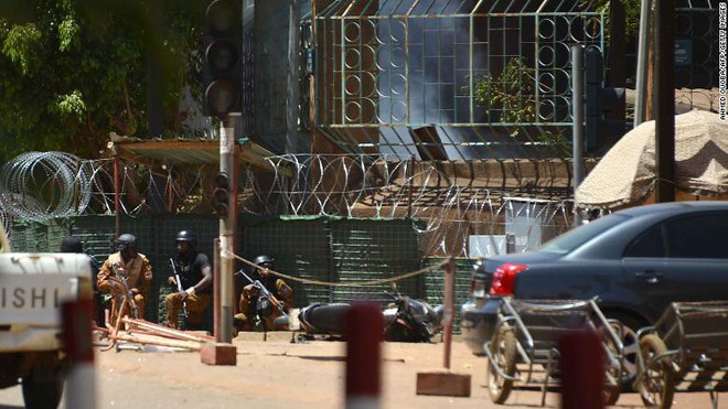 Đại sứ quán Pháp ở Burkina Faso bị tấn công khủng bố, nhiều người thiệt mạng - Ảnh 1.