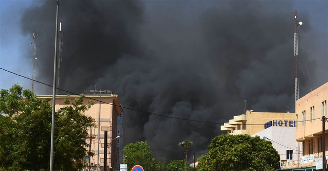 Đại sứ quán Pháp ở Burkina Faso bị tấn công khủng bố, nhiều người thiệt mạng - Ảnh 6.