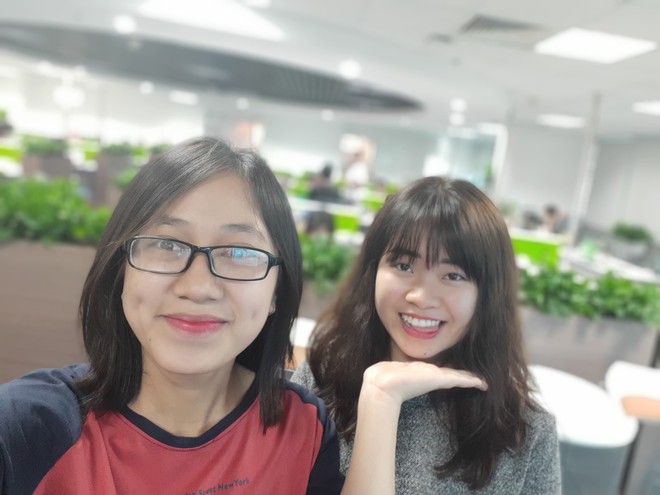 Anh chị em văn phòng nô nức chào đón 8/3 với bộ ảnh theo trend “Mình đưa tay, bạn đặt cằm” vô cùng dễ thương - Ảnh 1.