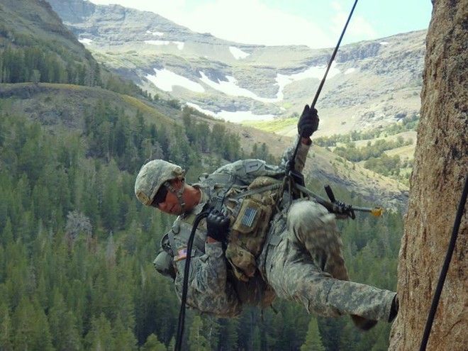 Cận cảnh binh sĩ Mỹ huấn luyện vượt mọi địa hình phức tạp - Ảnh 11.