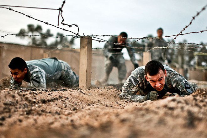Cận cảnh binh sĩ Mỹ huấn luyện vượt mọi địa hình phức tạp - Ảnh 12.