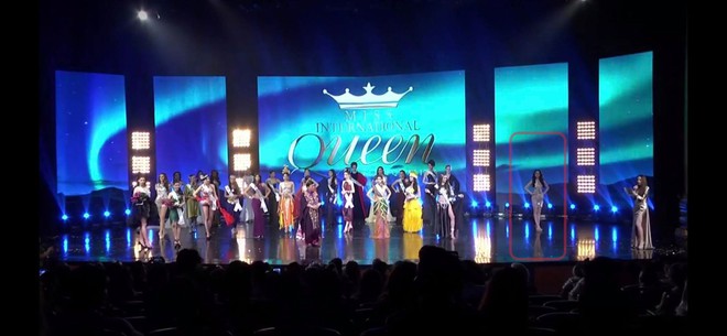 Khoảnh khắc Hương Giang một m&igrave;nh trong g&oacute;c tối rồi toả s&aacute;ng tr&ecirc;n s&acirc;n khấu với giải T&agrave;i năng đang hot tr&ecirc;n mạng x&atilde; hội - Ảnh 1.