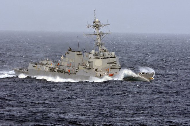 Cận cảnh 2 chiến hạm Mỹ sẽ cùng tàu sân bay USS Carl Vinson đến Việt Nam - Ảnh 1.