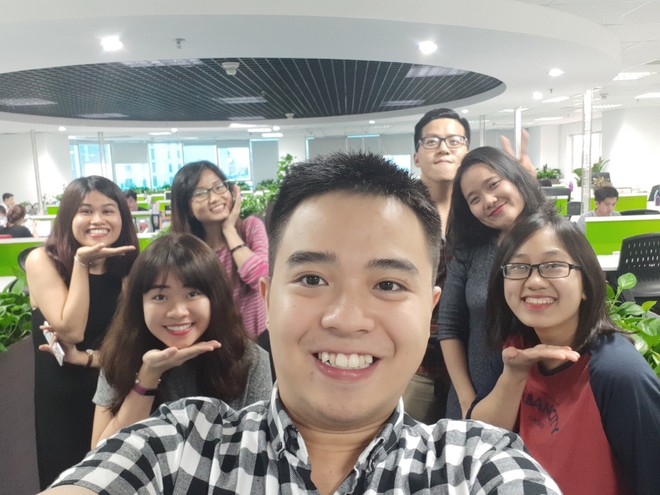 Anh chị em văn phòng nô nức chào đón 8/3 với bộ ảnh theo trend “Mình đưa tay, bạn đặt cằm” vô cùng dễ thương - Ảnh 3.