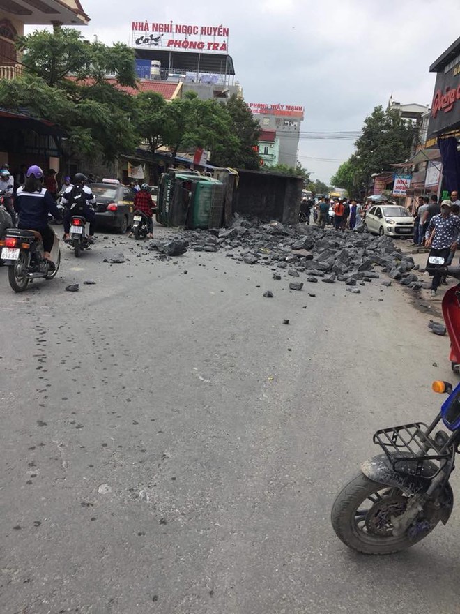 Tài xế xe tải đánh lái cứu 2 người ngã ra đường: Lo lắng về hơn 200 triệu đồng phải đền bù - Ảnh 4.