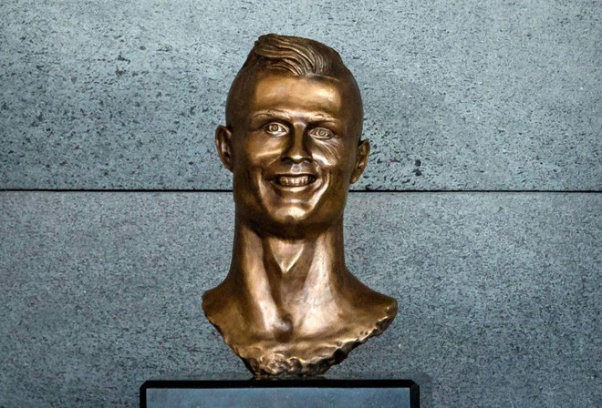 Ronaldo được đúc lại tượng, ngời ngời khí chất so với phiên bản lỗi - Ảnh 1.