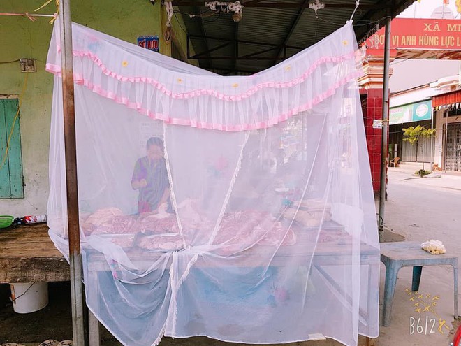 Hải Phòng: Người phụ nữ mắc màn bán thịt lợn ở giữa chợ gây chú ý - Ảnh 2.