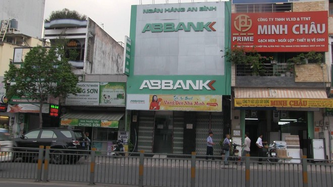 Bắt băng dùng súng giả cướp ngân hàng An Bình ở Sài Gòn - Ảnh 1.