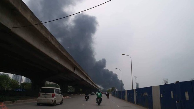 Hình ảnh vụ cháy chợ Quang nhìn từ xa.