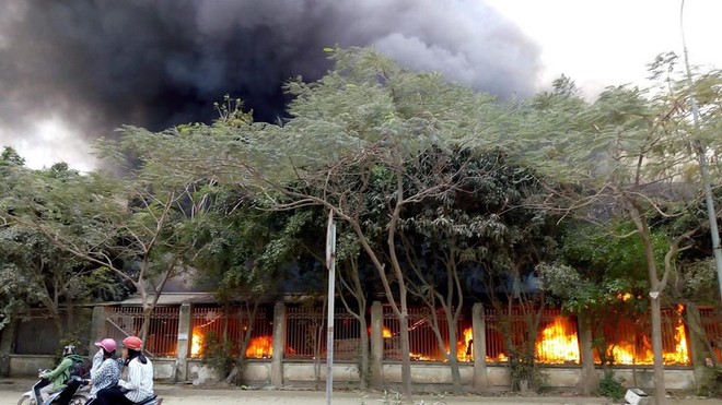 Hiện trường tan hoang vụ cháy chợ Quang ở Hà Nội - Ảnh 6.