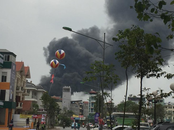 Vụ cháy chợ Quang: cột khói bốc lên bao trùm một vùng.