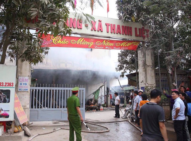 Hiện trường tan hoang vụ cháy chợ Quang ở Hà Nội - Ảnh 18.