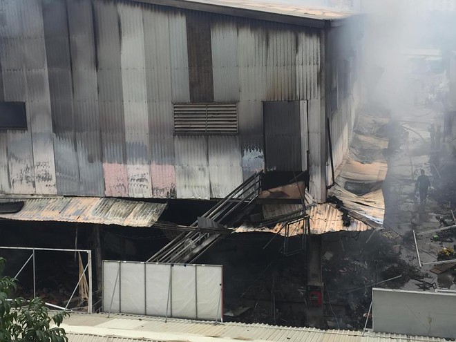Hiện trường tan hoang vụ cháy chợ Quang ở Hà Nội - Ảnh 16.