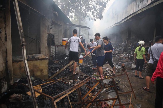 Hiện trường tan hoang vụ cháy chợ Quang ở Hà Nội - Ảnh 14.