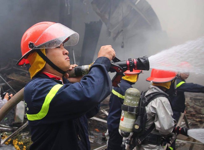 Hiện trường tan hoang vụ cháy chợ Quang ở Hà Nội - Ảnh 13.