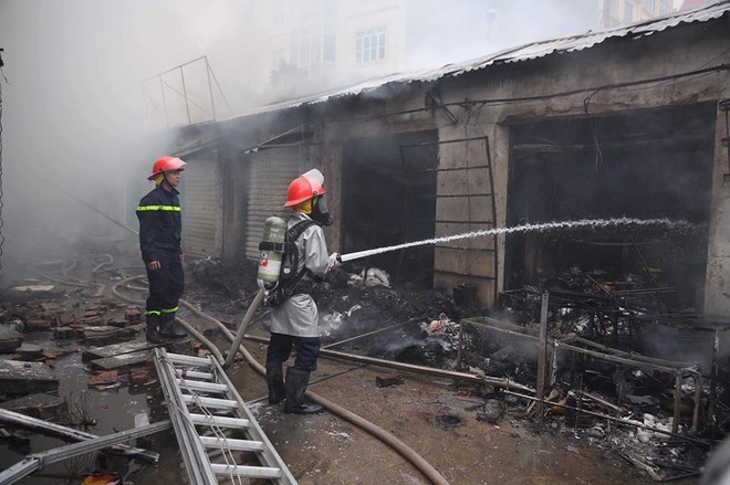 Hiện trường tan hoang vụ cháy chợ Quang ở Hà Nội - Ảnh 11.