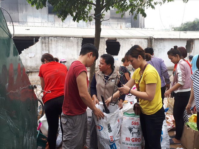 Vụ cháy chợ Quang (Hà Nội): Mất hết rồi, mất trắng rồi! - Ảnh 2.