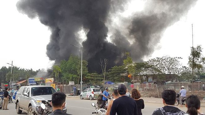 Cháy lớn tại khu nhà xưởng, hàng quán trong làng Triều Khúc   - Ảnh 1.