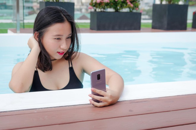 Nắng nóng lại về, còn gì tuyệt hơn đi bơi và selfie cực nghệ cùng smartphone kháng nước… - Ảnh 1.