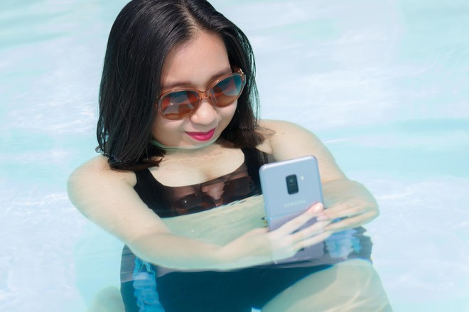 Nắng nóng lại về, còn gì tuyệt hơn đi bơi và selfie cực nghệ cùng smartphone kháng nước… - Ảnh 3.