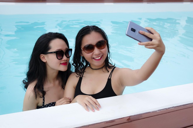 Nắng nóng lại về, còn gì tuyệt hơn đi bơi và selfie cực nghệ cùng smartphone kháng nước… - Ảnh 6.