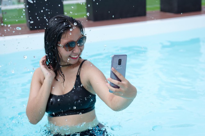 Nắng nóng lại về, còn gì tuyệt hơn đi bơi và selfie cực nghệ cùng smartphone kháng nước… - Ảnh 7.