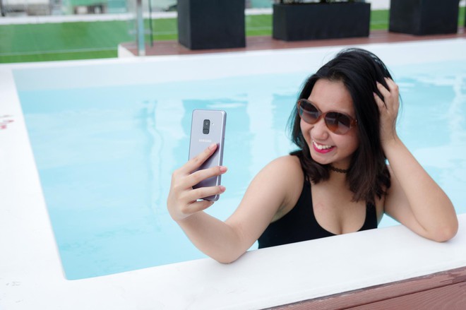 Nắng nóng lại về, còn gì tuyệt hơn đi bơi và selfie cực nghệ cùng smartphone kháng nước… - Ảnh 8.