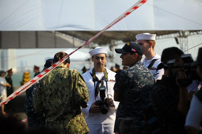 Ảnh đẹp về quân nhân, thủy thủ trên tàu sân bay Mỹ ở Đà Nẵng - Ảnh 2.