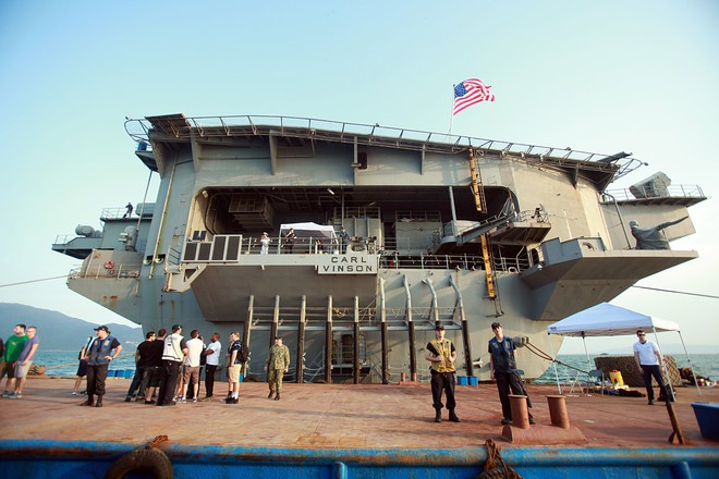 Ảnh đẹp về quân nhân, thủy thủ trên tàu sân bay Mỹ ở Đà Nẵng - Ảnh 1.