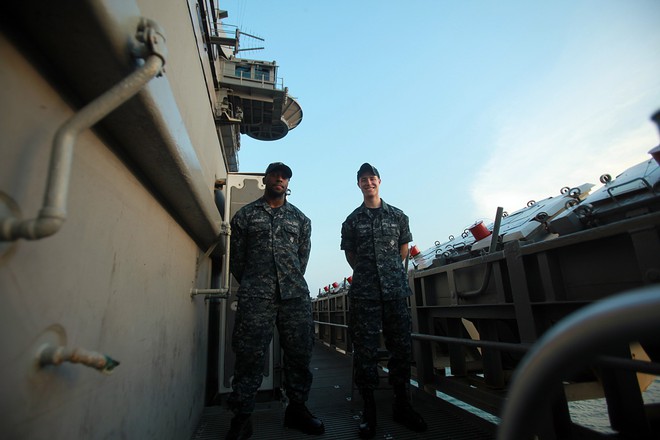 Ảnh đẹp về quân nhân, thủy thủ trên tàu sân bay Mỹ ở Đà Nẵng - Ảnh 4.