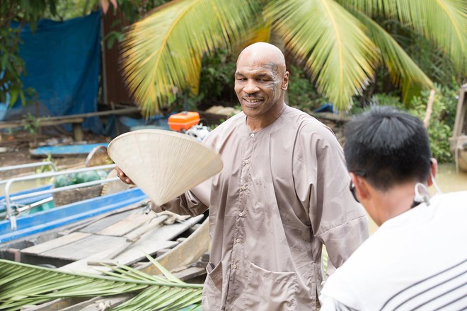 Mike Tyson đội nón lá, mặc áo bà ba bán trái cây ở Việt Nam - Ảnh 4.