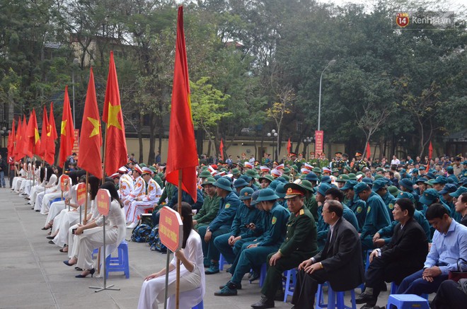 Chùm ảnh: Những giọt nước mắt bịn rịn của người thân ngày tiễn tân binh lên đường nhập ngũ - Ảnh 1.