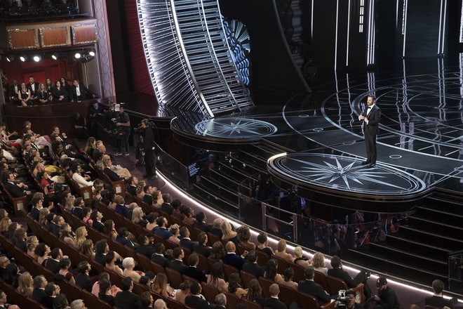 Dàn sao hạng A Hollywood bất ngờ bỏ Oscar, ập đến rạp chiếu phim đối diện - Ảnh 2.