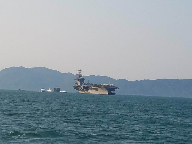 [ẢNH] Cận cảnh tàu sân bay USS Carl Vinson tại Đà Nẵng - Ảnh 1.