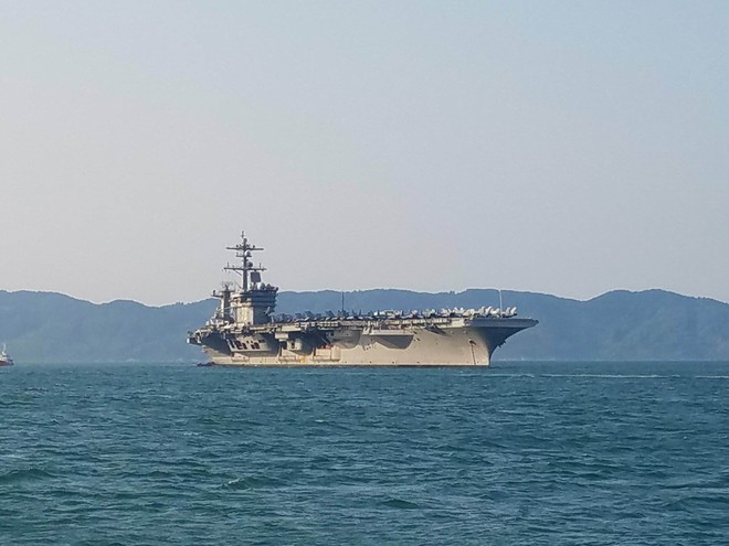 [ẢNH] Cận cảnh tàu sân bay USS Carl Vinson tại Đà Nẵng - Ảnh 2.