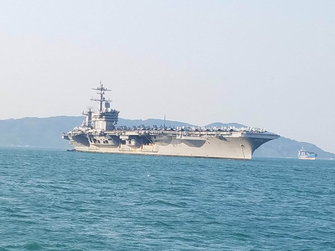 [ẢNH] Cận cảnh tàu sân bay USS Carl Vinson tại Đà Nẵng - Ảnh 3.