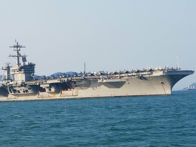 [ẢNH] Cận cảnh tàu sân bay USS Carl Vinson tại Đà Nẵng - Ảnh 4.