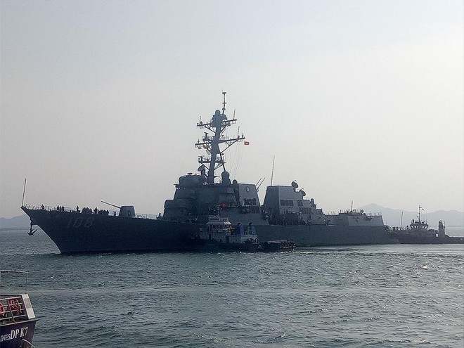 Tàu sân bay Mỹ và nhóm tàu hộ tống thả neo tại Đà Nẵng - Ảnh 1.