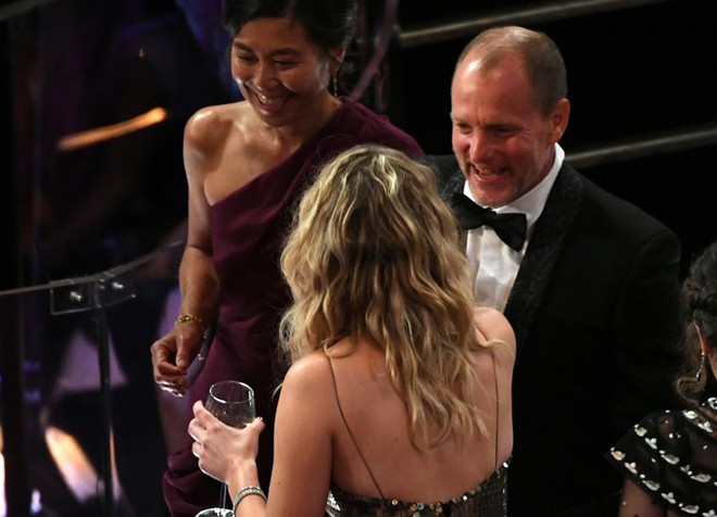 Jennifer Lawrence gây chú ý, vô tư vén váy trèo qua ghế trong khán phòng Oscar 2018 - Ảnh 7.