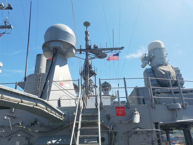 [Cận cảnh] Vũ khí và cabin chỉ huy của tuần dương hạm hộ tống tàu sân bay USS Carl Vinson - Ảnh 3.