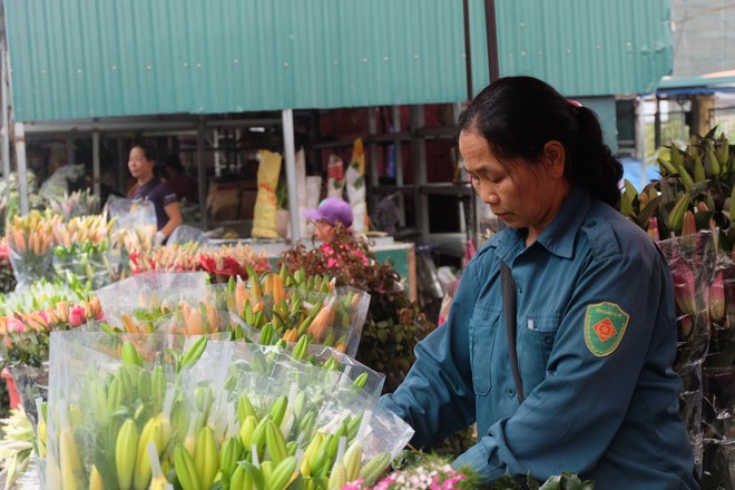 Tiểu thương chợ hoa lớn nhất Hà Nội trắng đêm không ngủ chuẩn bị hàng cho ngày 8/3 - Ảnh 2.