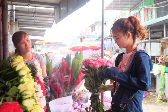 Tiểu thương chợ hoa lớn nhất Hà Nội trắng đêm không ngủ chuẩn bị hàng cho ngày 8/3 - Ảnh 6.