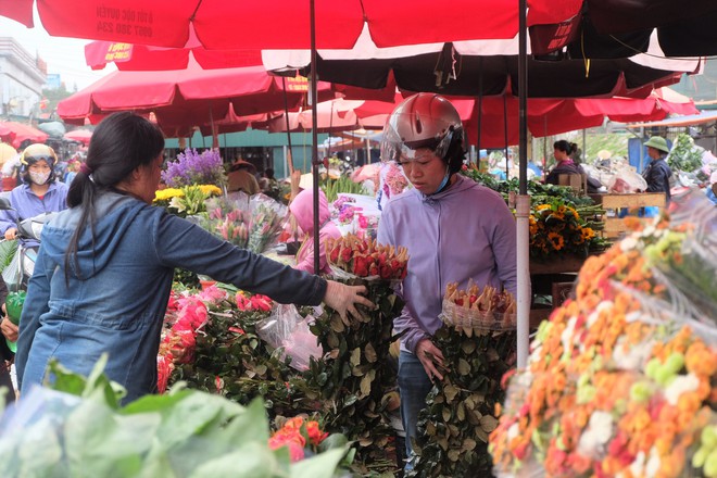 Tiểu thương chợ hoa lớn nhất Hà Nội trắng đêm không ngủ chuẩn bị hàng cho ngày 8/3 - Ảnh 9.