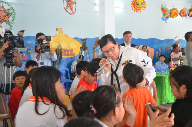 Thủy thủ tàu sân bay Mỹ giao lưu thân thiết với trẻ nhiễm chất độc da cam ở Đà Nẵng - Ảnh 7.